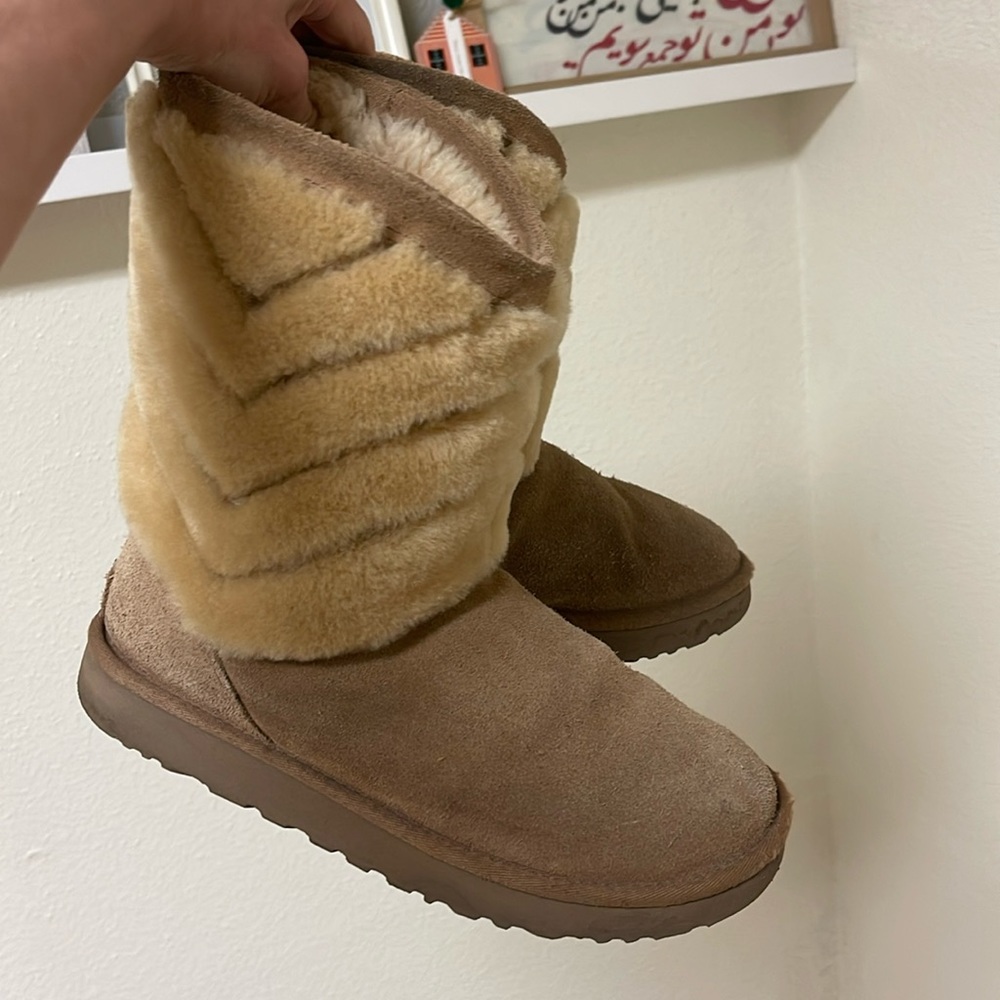 UGG 100% Sheep and leather